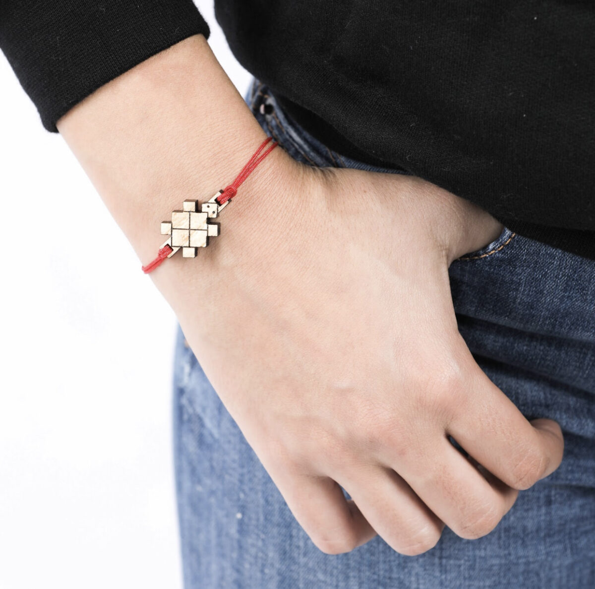 bracelet porté avec pendentif en bois en forme de tortue
