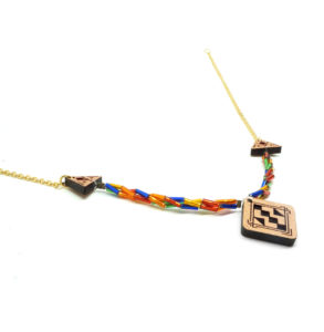 collier avec pendentif en bois et chaine coloré
