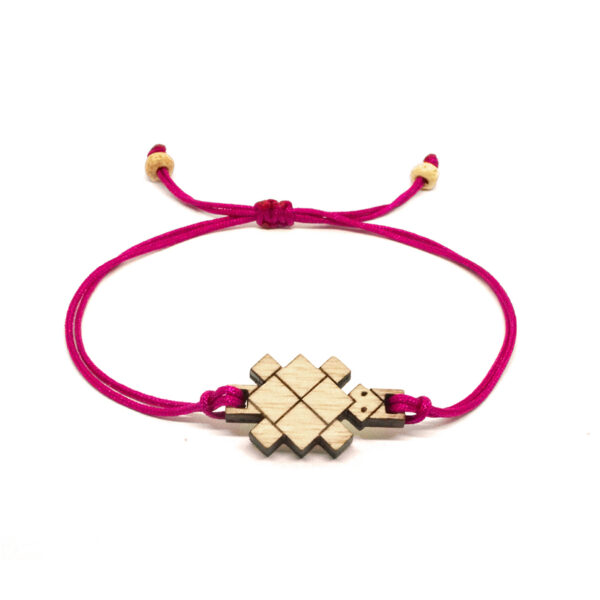 bracelet cordon rose avec pendentif en bois et en forme de tortue