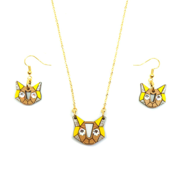 Deux boucles d'oreilles et un collier en bois et en forme de chat