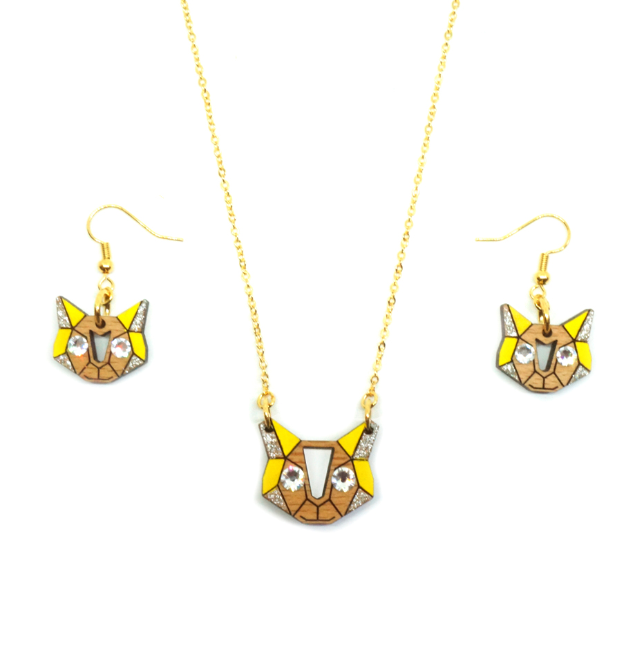 Deux boucles d'oreilles et un collier en bois et en forme de chat