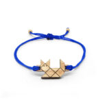 bracelet cordon bleu avec pendentif en bois et en forme de chat
