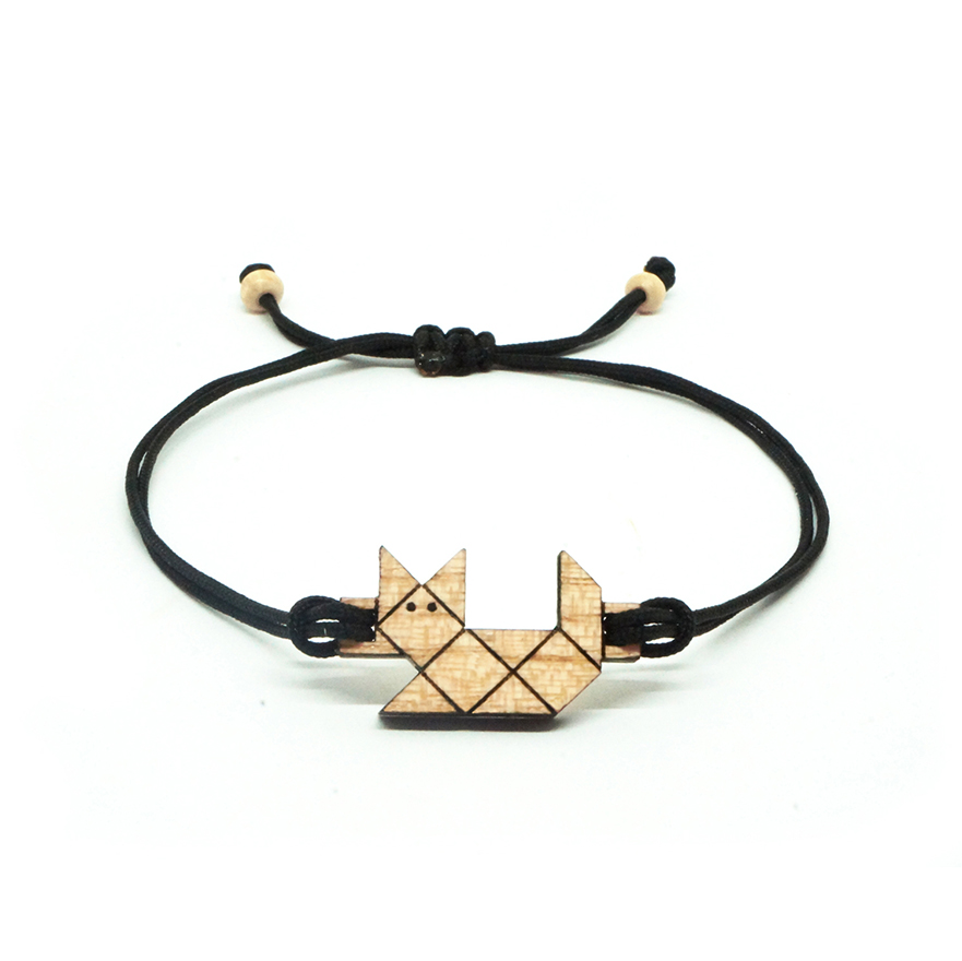 bracelet cordon noir avec pendentif en bois et en forme de chat