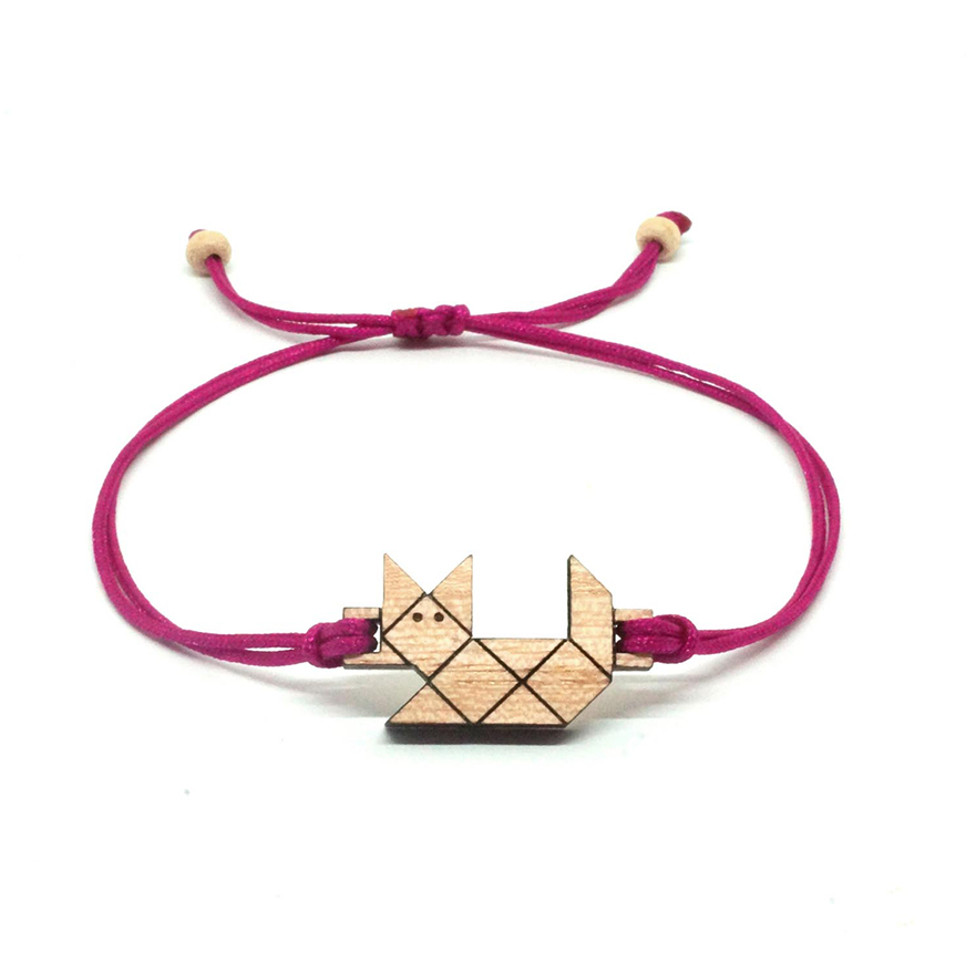 bracelet cordon rose avec pendentif en bois et en forme de chat