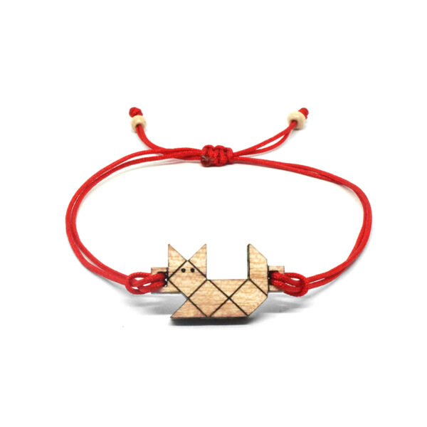 bracelet cordon rouge avec pendentif en bois et en forme de chat