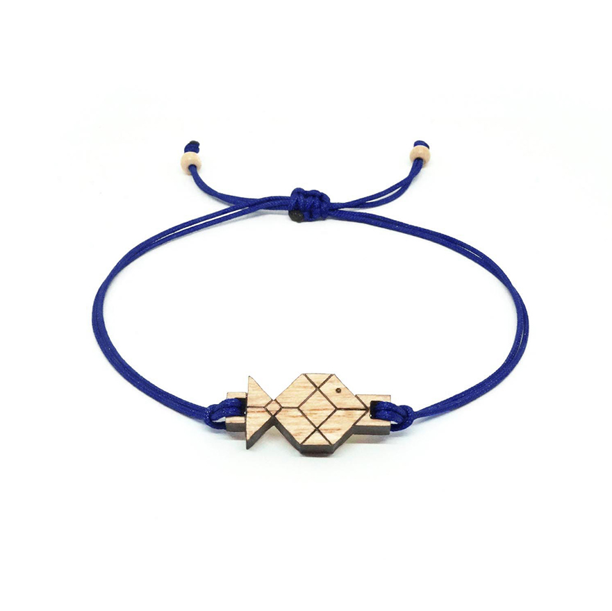 bracelet cordon bleu marine avec pendentif en bois et en forme de poisson origami