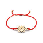 bracelet cordon rouge avec pendentif en bois et en forme de tortue