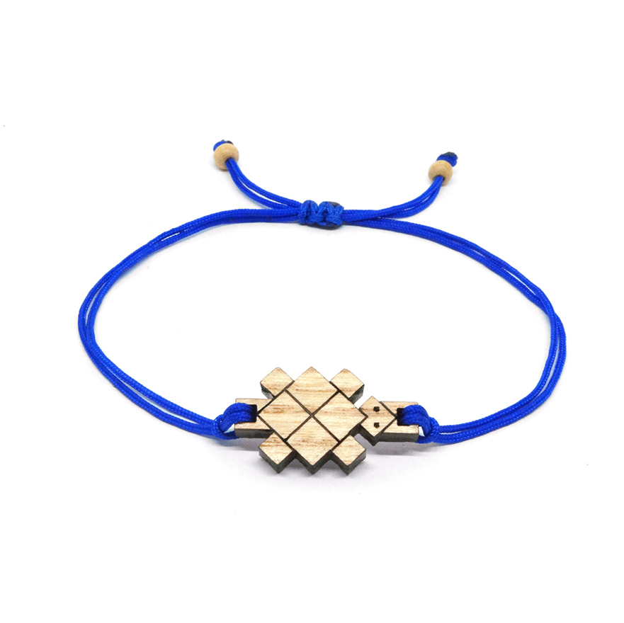 bracelet cordon bleu avec pendentif en bois et en forme de tortue