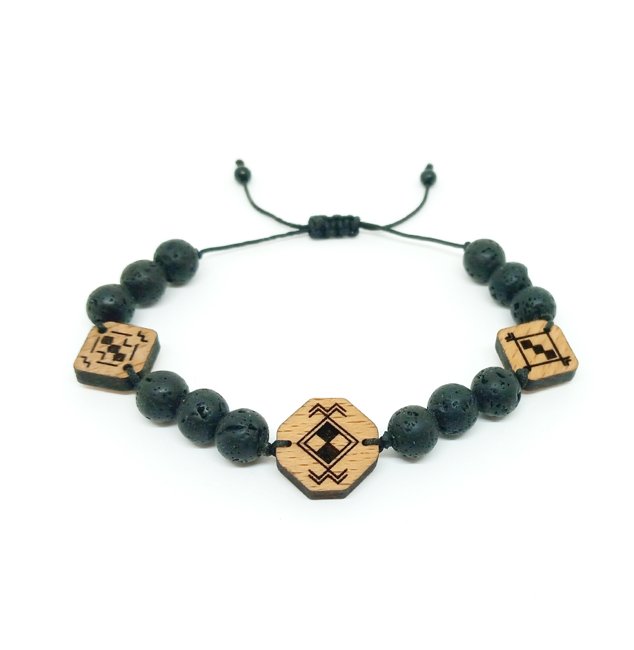 bracelet en bois avec des perles noires