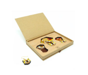 Deux boucles d'oreilles et un collier en forme de chat dans un coffret en Kraft