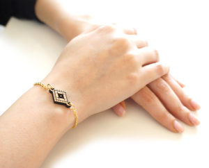 Bracelet porté avec chaine et pendentif en bois et strass