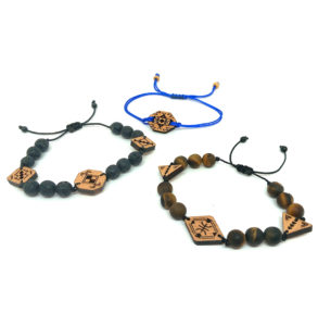 trois bracelets avec pendentifs en bois