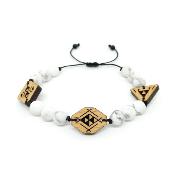 bracelet en bois avec des perles blanches
