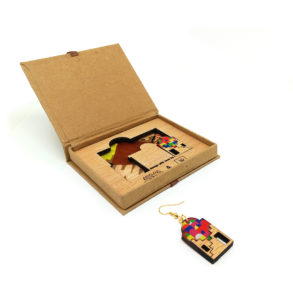 Boucles d'oreilles coloréess en forme de maison avec un coffret en Kraft