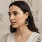 Fille qui porte des boucles d'oreilles berbères