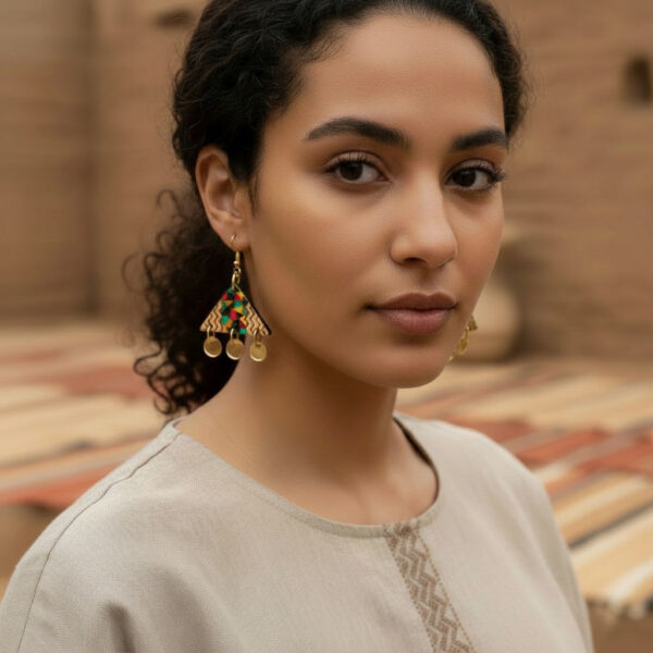 Fille brune qui porte des boucles d'oreilles triangulaires - Style berère