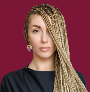 fille brune qui porte des boucles d'oreilles berbères colorées