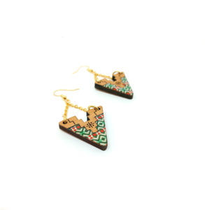 boucles d'oreilles en forme de triangle et accrochées avec des chênes dorés , couleurs bois vert , rouge