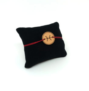 bracelet cordon avec pendentif en bois rouge bordeaux