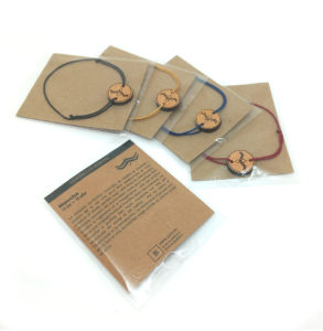 ensemble de bracelets avec cartes et des couleurs différentes de cordon