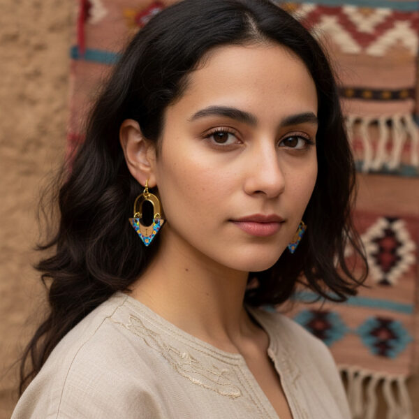 Fille brune qui porte des boucles d'oreille - Tapis berbère