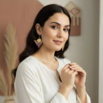 Fille qui porte des boucles d'oreilles