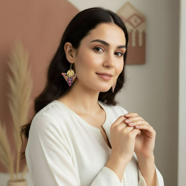 Fille qui porte des boucles d'oreilles