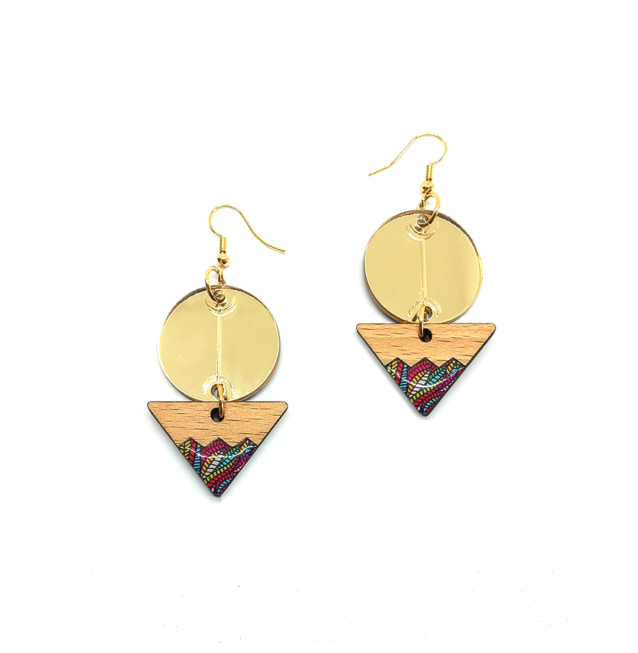 Boucles d'oreilles en forme de cercle doré et un triangle avec un motif coloré