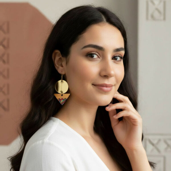 Fille tunisienne belle qui porte des boucles d'oreilles rond et triangulaire