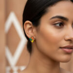 fille Brune avec des boucles d'oreilles puces triangulaires