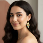 Fille brune qui porte des boucles d'oreilles colorés