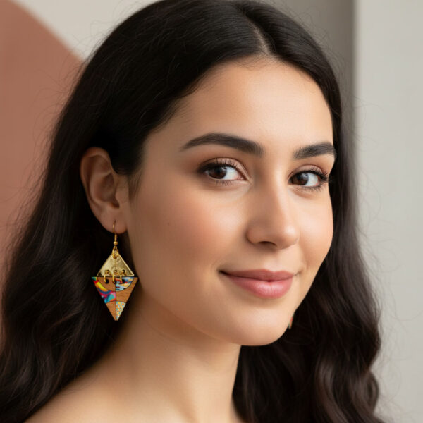 fille avec des traits de visage tunisiens qui porte des boucles d'oreilles berbères colorés