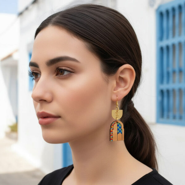 Fille Brune qui porte des boucles d'oreilles en forme de porte