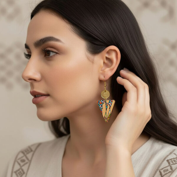 fille qui porte des boucles d'oreilles triangulaires