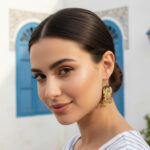 fille brune qui porte des boucles d'oreilles - Sidi Bou Said