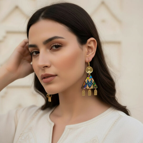 fille tunisienne avec des boucles d'oreilles