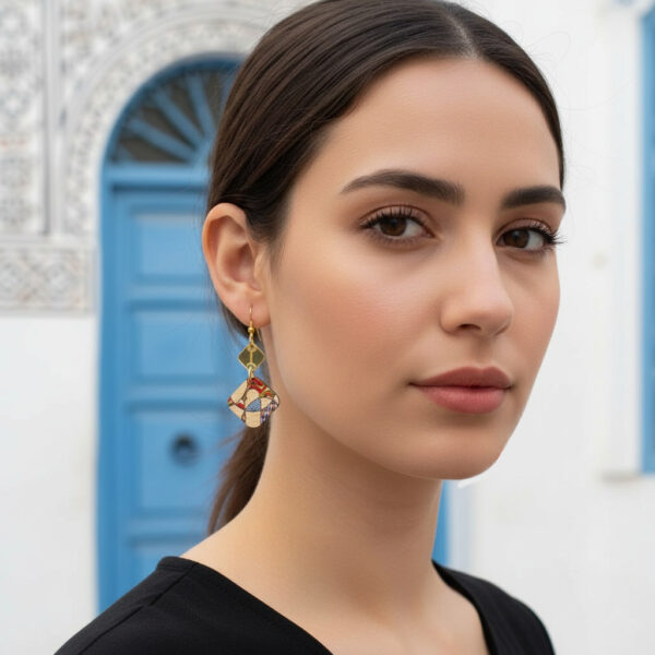 fille tunisienne qui porte des boucles d'oreilles - Sidi bou said