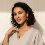 fille brune qui porte une parure berbère