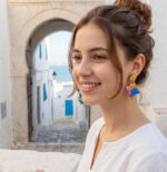 fille brune dans un décors tunisien et un beau sourire