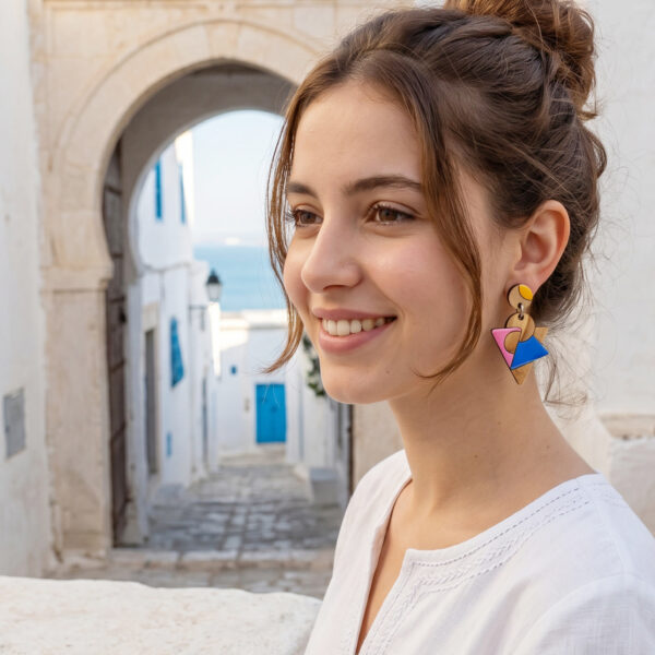 fille brune dans un décors tunisien et un beau sourire