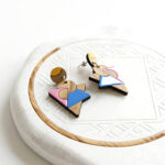 Boucles d'oreilles triangulaires colorées en bois