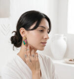 fille brune qui porte des boucles d'oreilles