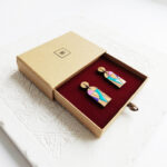 Boucles d'oreilles dans un coffret en kraft