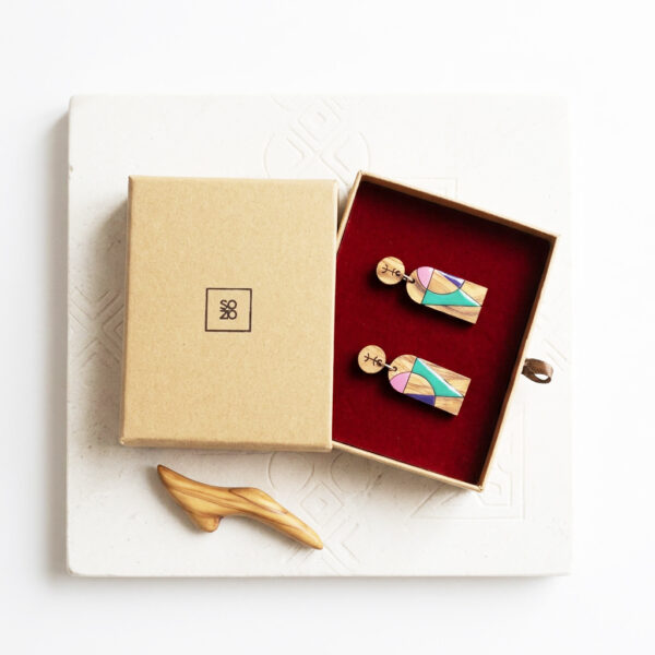 Boucles d'oreilles dans un coffret en kraft