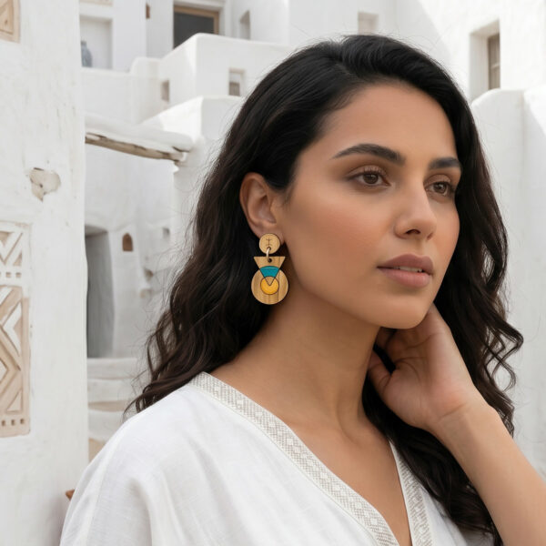 Fille brune avec boucles d'oreilles et architecture blanche