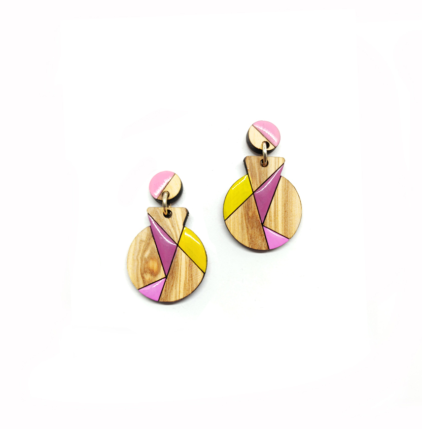 Izri 2 - Sozo (6) Boucles d'oreilles avec un cercle et beaucoup de motifs triangulaires