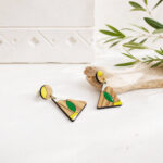 Boucles d'oreilles triangulaire en bois avec couleur jaune, vert, blanc