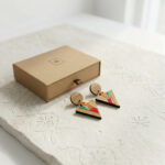 paquet avec boucles d'oreilles triangulaires