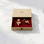 packaging en kraft avec boucles d'oreilles en bois triangulaire