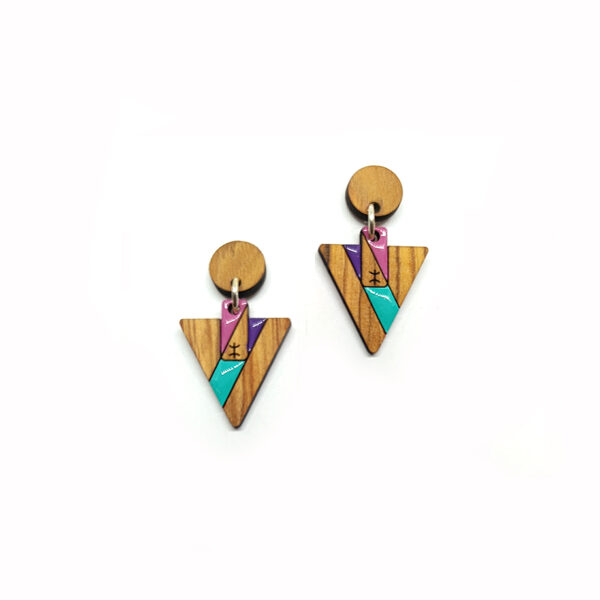boucles d'oreilles en bois triangle avec un cercle et couleur bleu rose violet